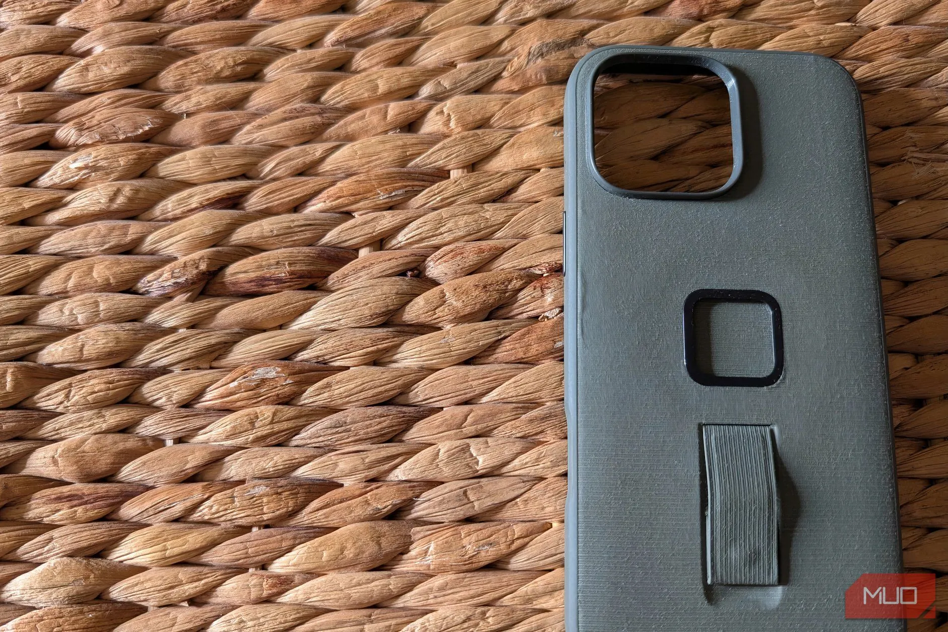Một mẫu ốp lưng iPhone chuyên dụng đặt trên bề mặt gồ ghề, đại diện cho các loại ốp lưng chức năng đặc biệt