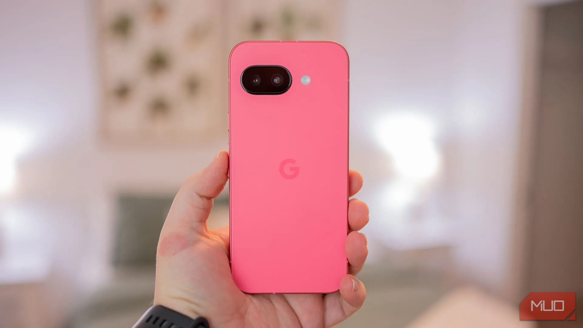 Một người đang cầm Google Pixel 9a, mặt lưng màu 'Iris' được nhấn mạnh với thiết kế tối giản và vật liệu cao cấp