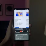 Một người đang cầm Samsung Galaxy S24 Ultra hiển thị chế độ chia đôi màn hình với Google Chrome và Samsung Internet.