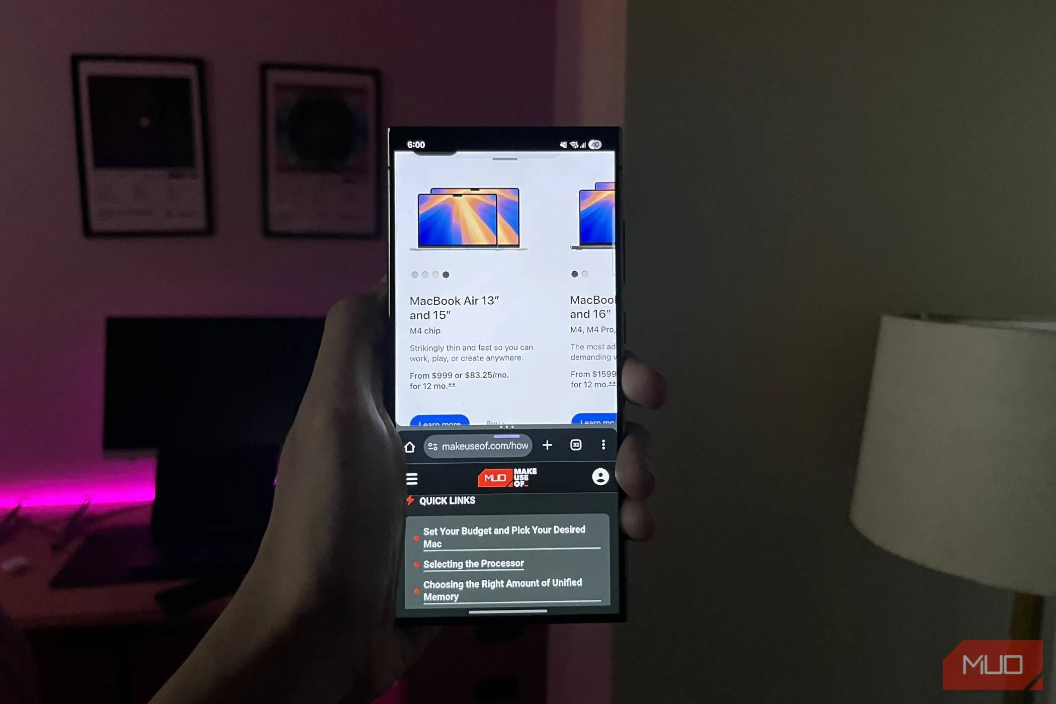 Một người đang cầm Samsung Galaxy S24 Ultra hiển thị chế độ chia đôi màn hình với Google Chrome và Samsung Internet.