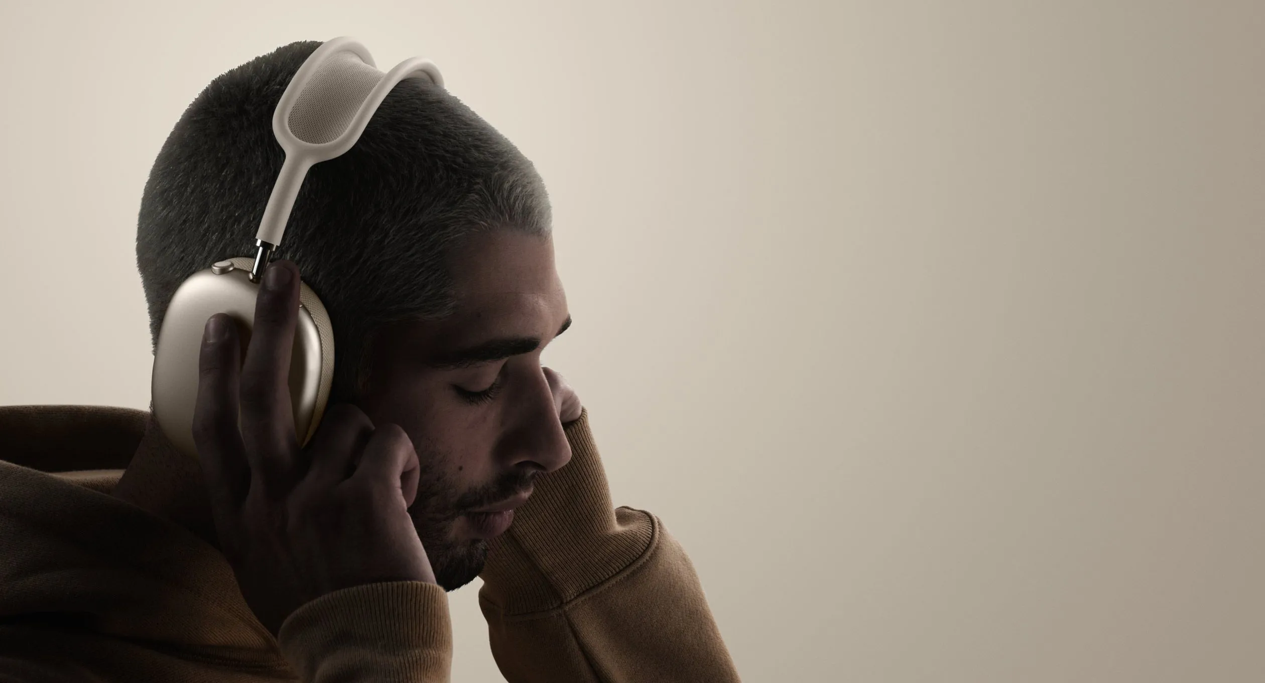 Một người đang đeo tai nghe AirPods Max, cho thấy kích thước và trọng lượng tiềm ẩn gây khó chịu khi sử dụng lâu.