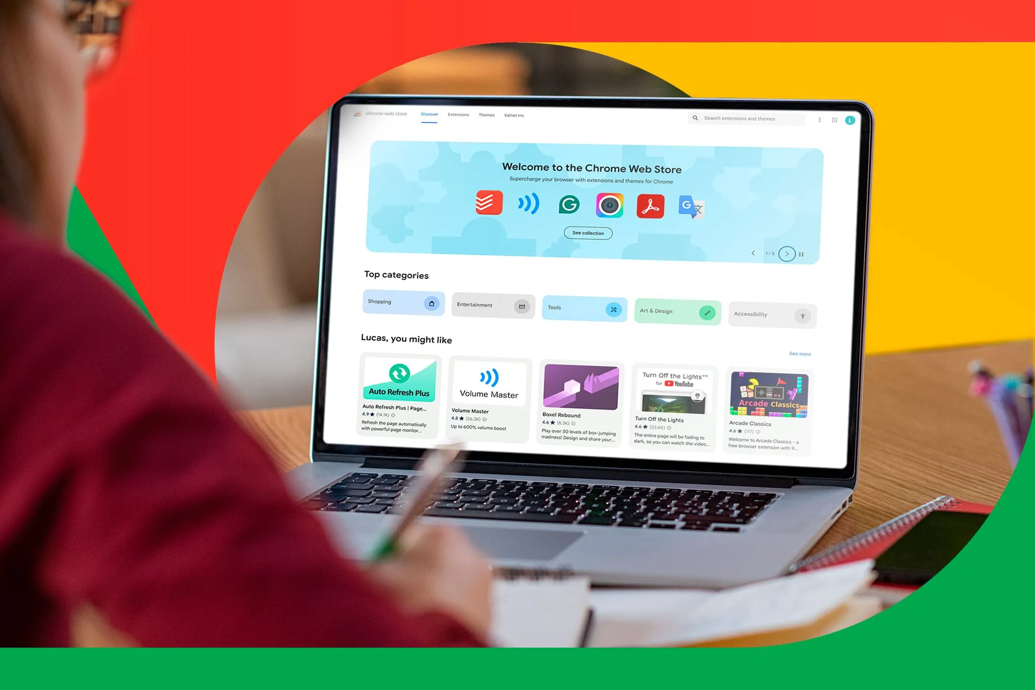 Một người đang học tập sử dụng laptop với Chrome Web Store mở, minh họa lợi ích của các tiện ích Chrome