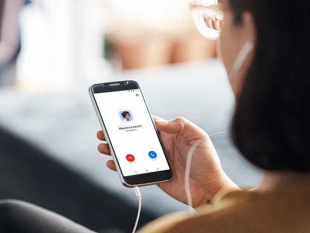 Một người dùng đang sử dụng Zoom Phone trên điện thoại di động, thể hiện khả năng làm việc linh hoạt khi di chuyển.