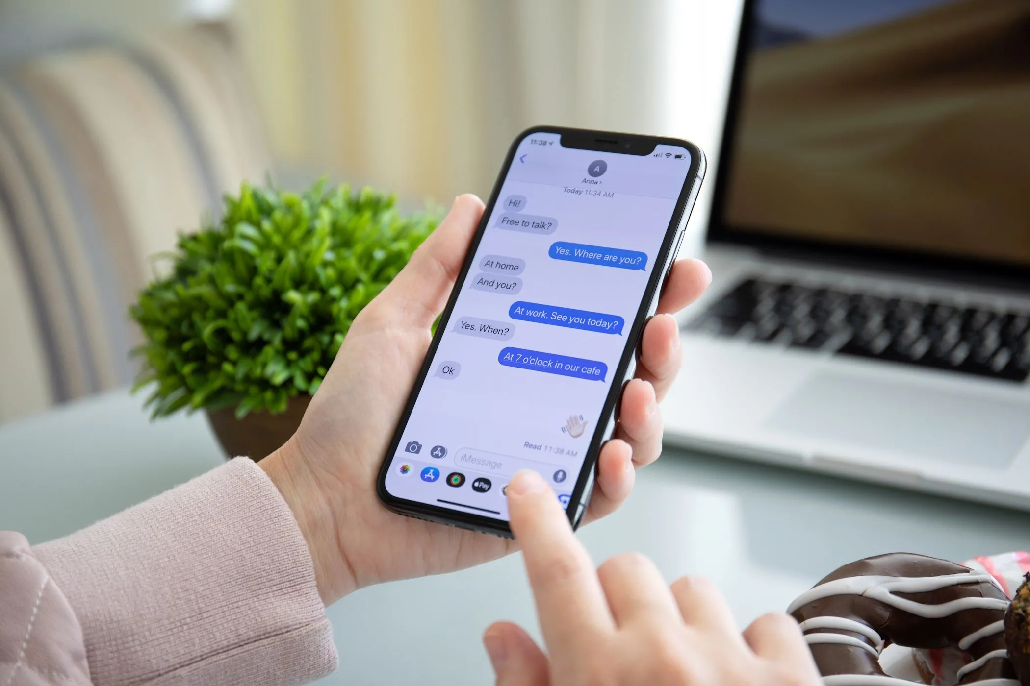 Một người phụ nữ đang sử dụng iMessage trên iPhone, thể hiện sự phụ thuộc vào một hệ sinh thái nhắn tin