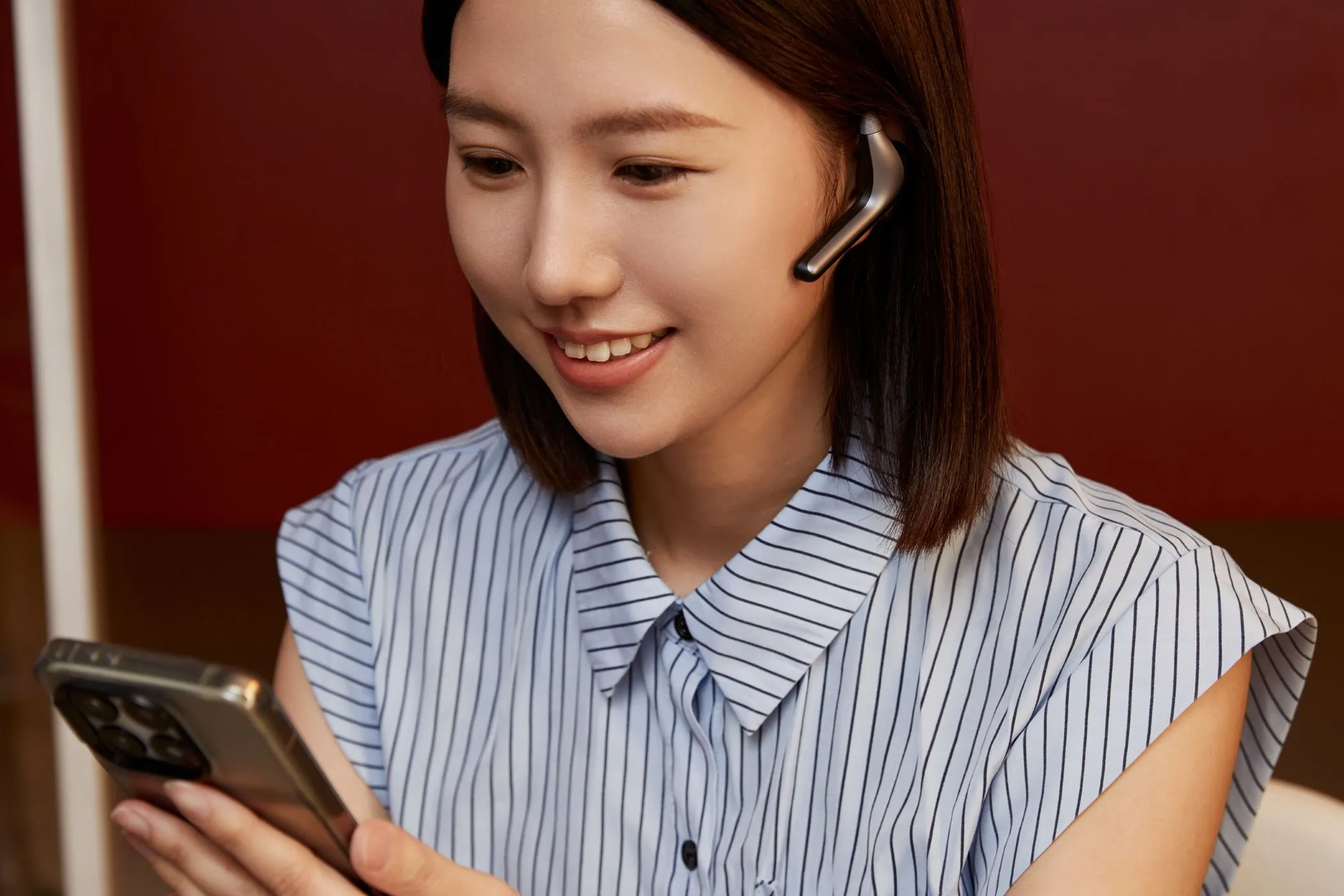 Một phụ nữ trẻ đang gọi điện video bằng tai nghe W4 Pro