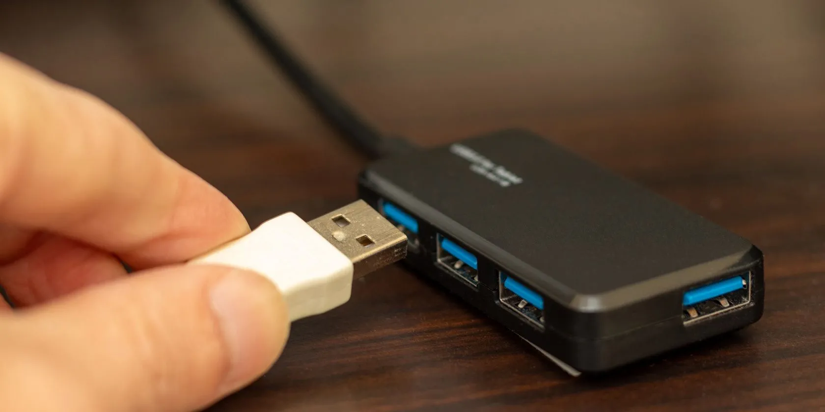 Một thiết bị USB hub cắm vào cổng USB, minh họa cách màn hình có thể hoạt động như một trung tâm kết nối USB