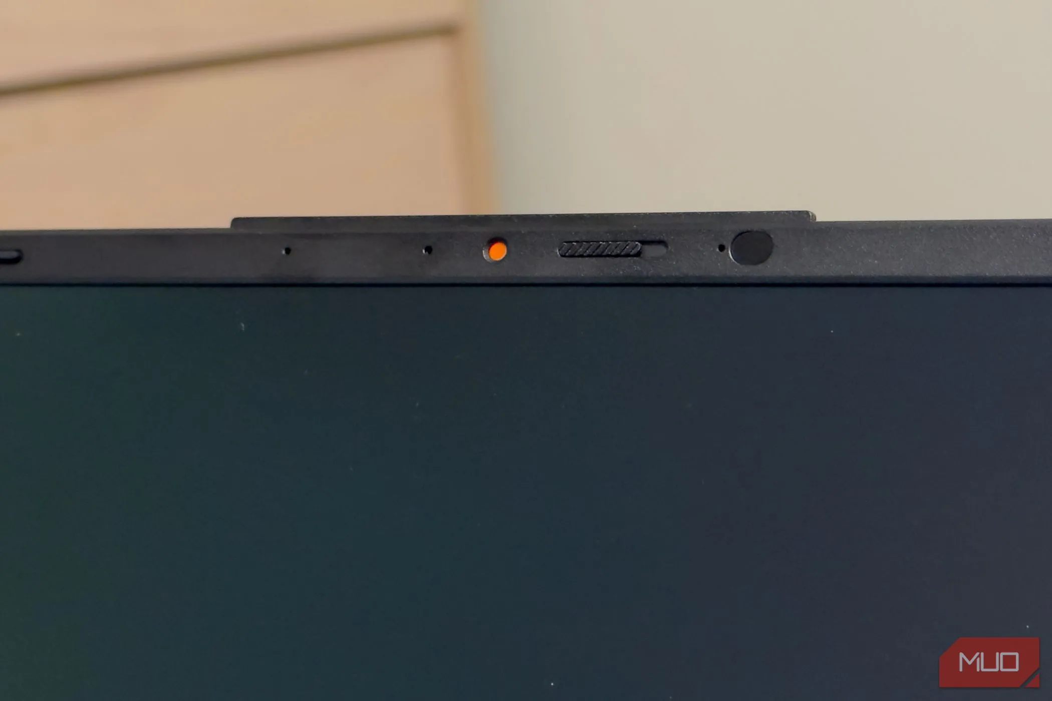 Nắp che camera tích hợp trên laptop ASUS Vivobook S 15 OLED