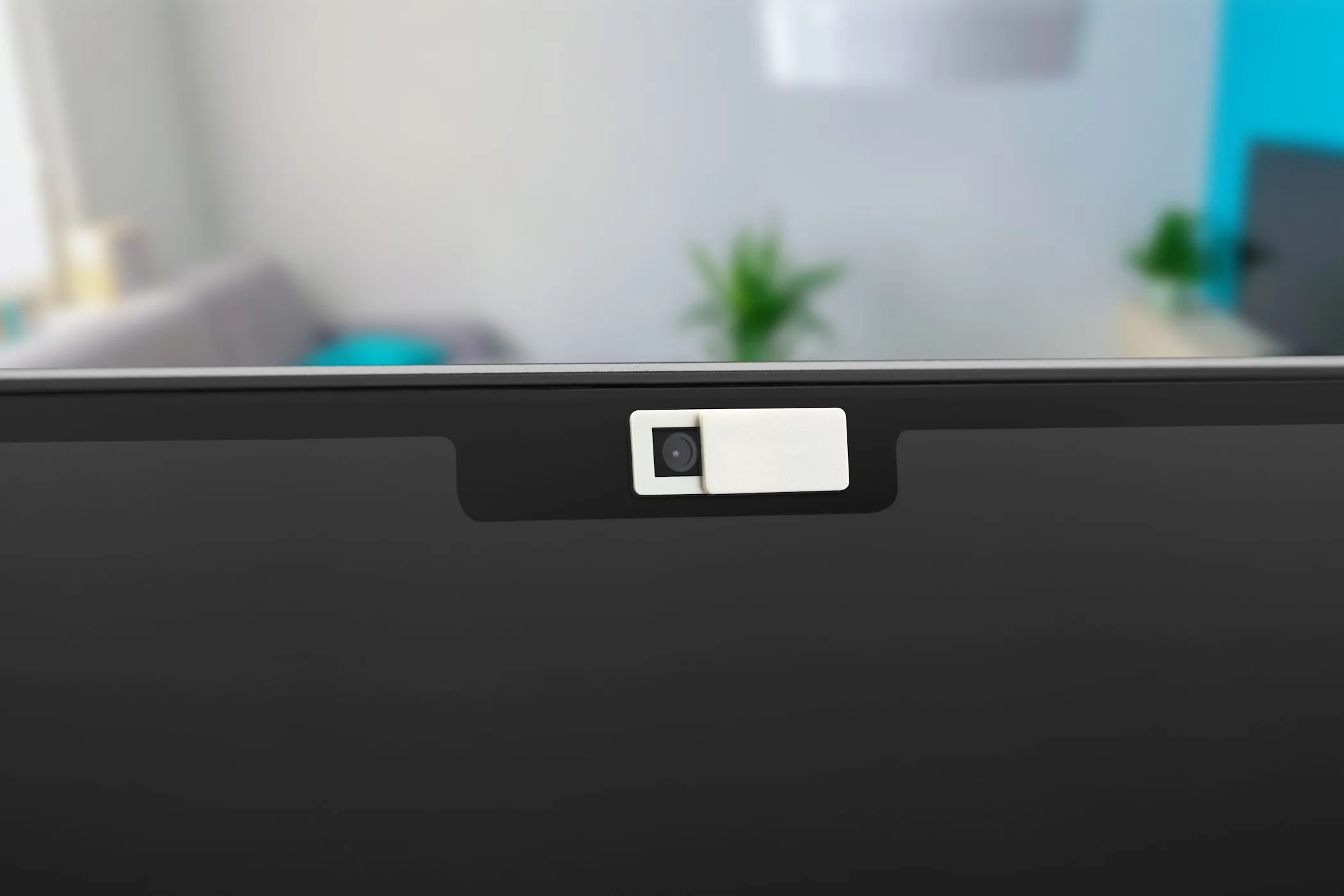 Nắp che camera trượt được gắn trên webcam của MacBook Air.