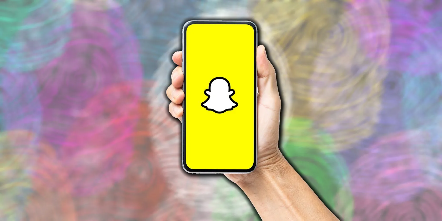 Người cầm điện thoại thông minh hiển thị ứng dụng Snapchat