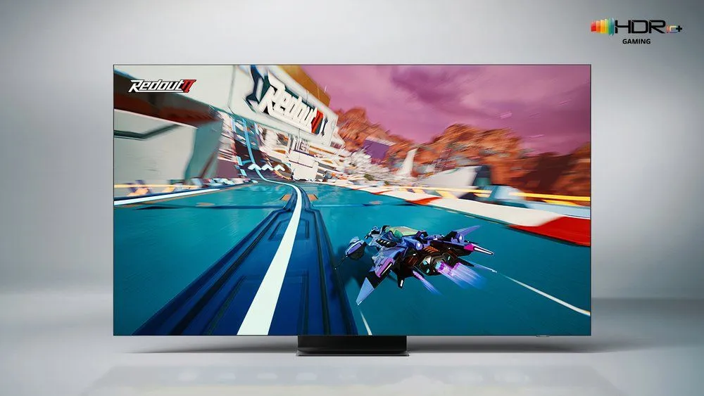 Người chơi game trải nghiệm HDR10+ trên TV Samsung với đồ họa sắc nét