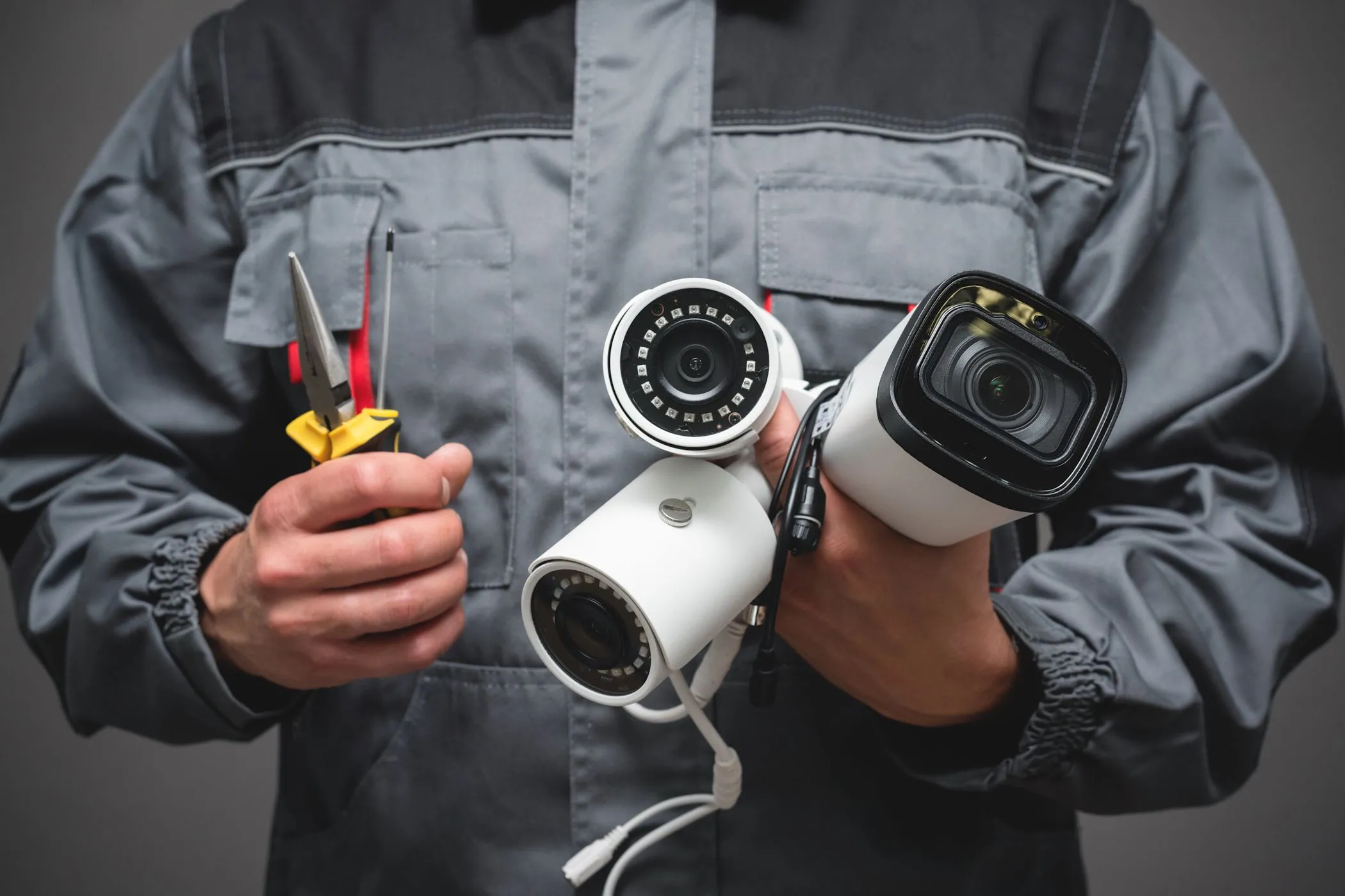 Người đàn ông cầm camera an ninh có dây minh họa cho việc giám sát dữ liệu TV thông minh