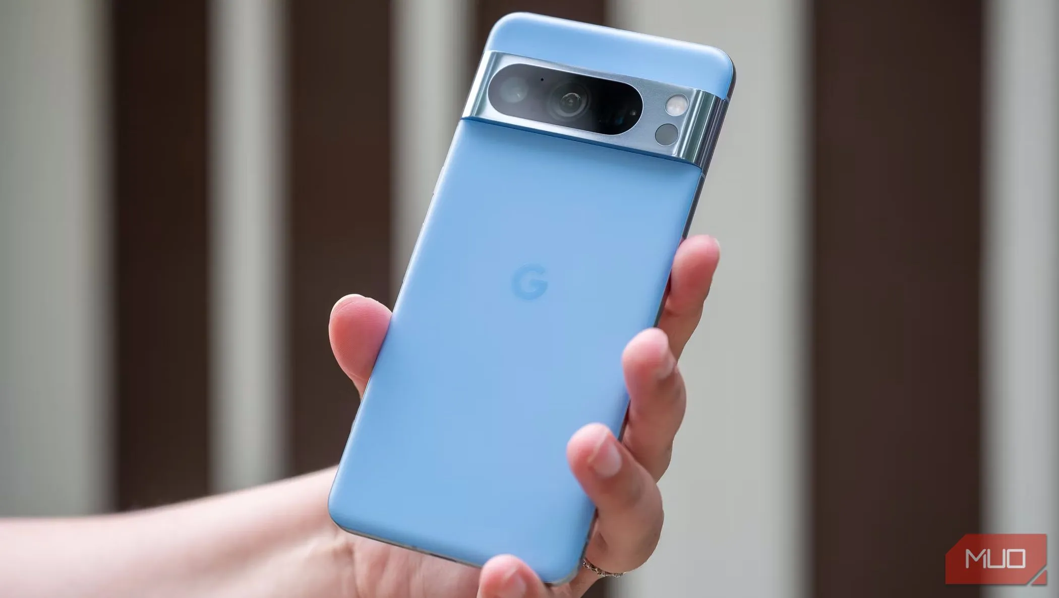Người đàn ông cầm chiếc Pixel 8 Pro màu xanh hiển thị mặt lưng