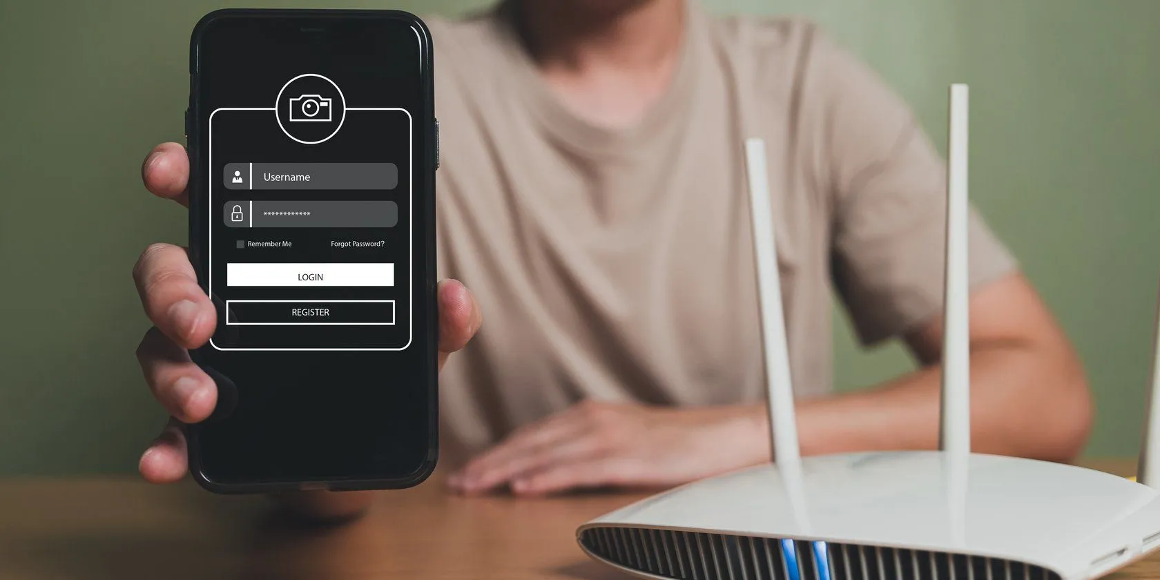 Người đàn ông đang cầm điện thoại gần bộ định tuyến Wi-Fi, minh họa việc quản lý hoặc kết nối mạng.