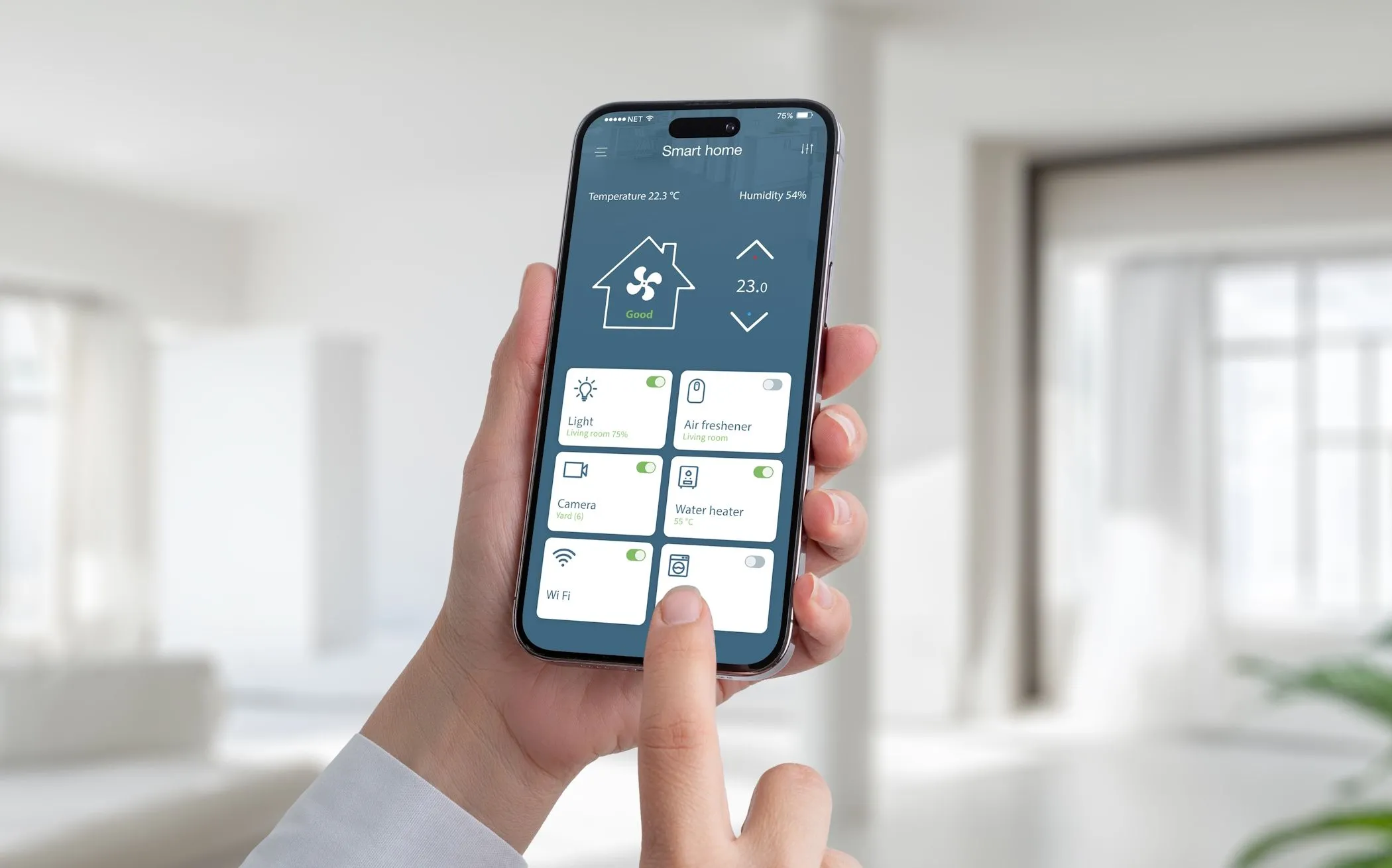 Người đàn ông đang dùng iPhone điều khiển các thiết bị trong nhà thông minh, minh họa việc tận dụng iPhone cũ làm trung tâm điều khiển.