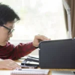 Người đàn ông đang kiểm tra máy in USB gặp lỗi in ký tự ngẫu nhiên.