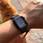 Người đàn ông đeo Apple Watch trên cổ tay, ứng dụng tập luyện hiển thị các chỉ số sức khỏe và hoạt động, minh họa tính năng theo dõi vận động của đồng hồ thông minh.