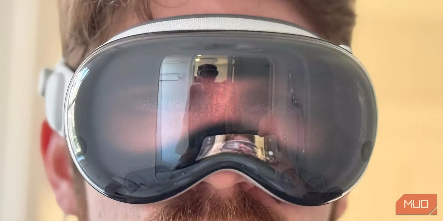 Người đàn ông đeo kính thực tế hỗn hợp Apple Vision Pro, thiết bị thực tế ảo đắt đỏ