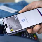 Người đàn ông sử dụng Apple Pay trên iPhone để thanh toán, liên quan đến việc thu thập dữ liệu cá nhân.