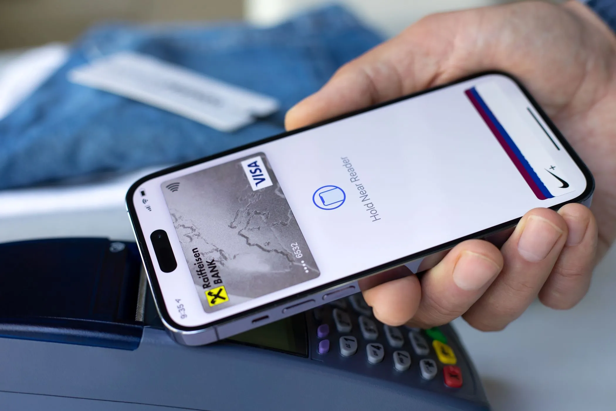 Người đàn ông sử dụng Apple Pay trên iPhone để thanh toán, liên quan đến việc thu thập dữ liệu cá nhân.