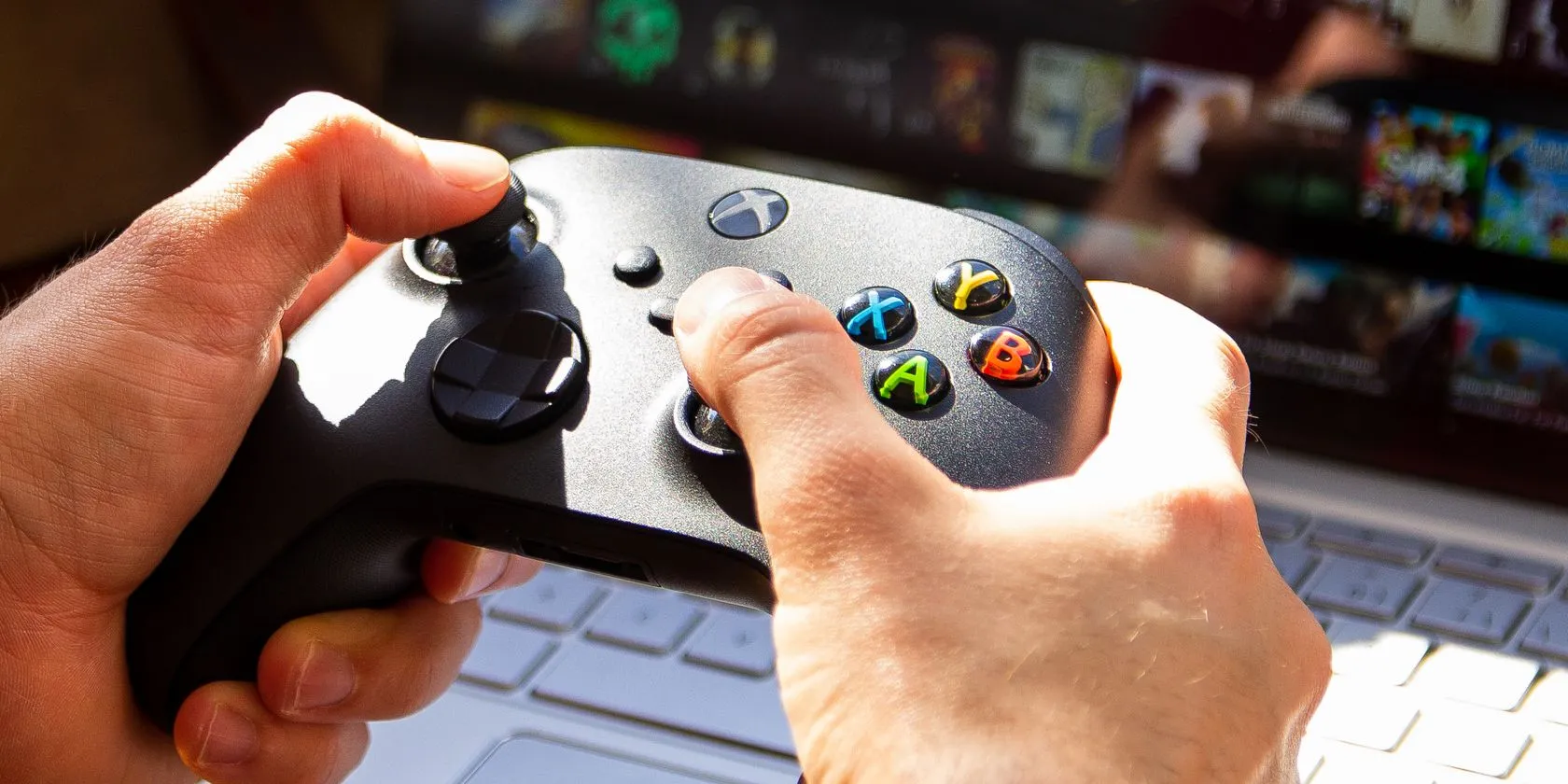 Người đàn ông sử dụng tay cầm Xbox với Chromebook để chơi game.