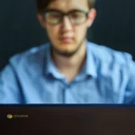 Người đàn ông trẻ thông minh đang làm việc trên máy tính xách tay.