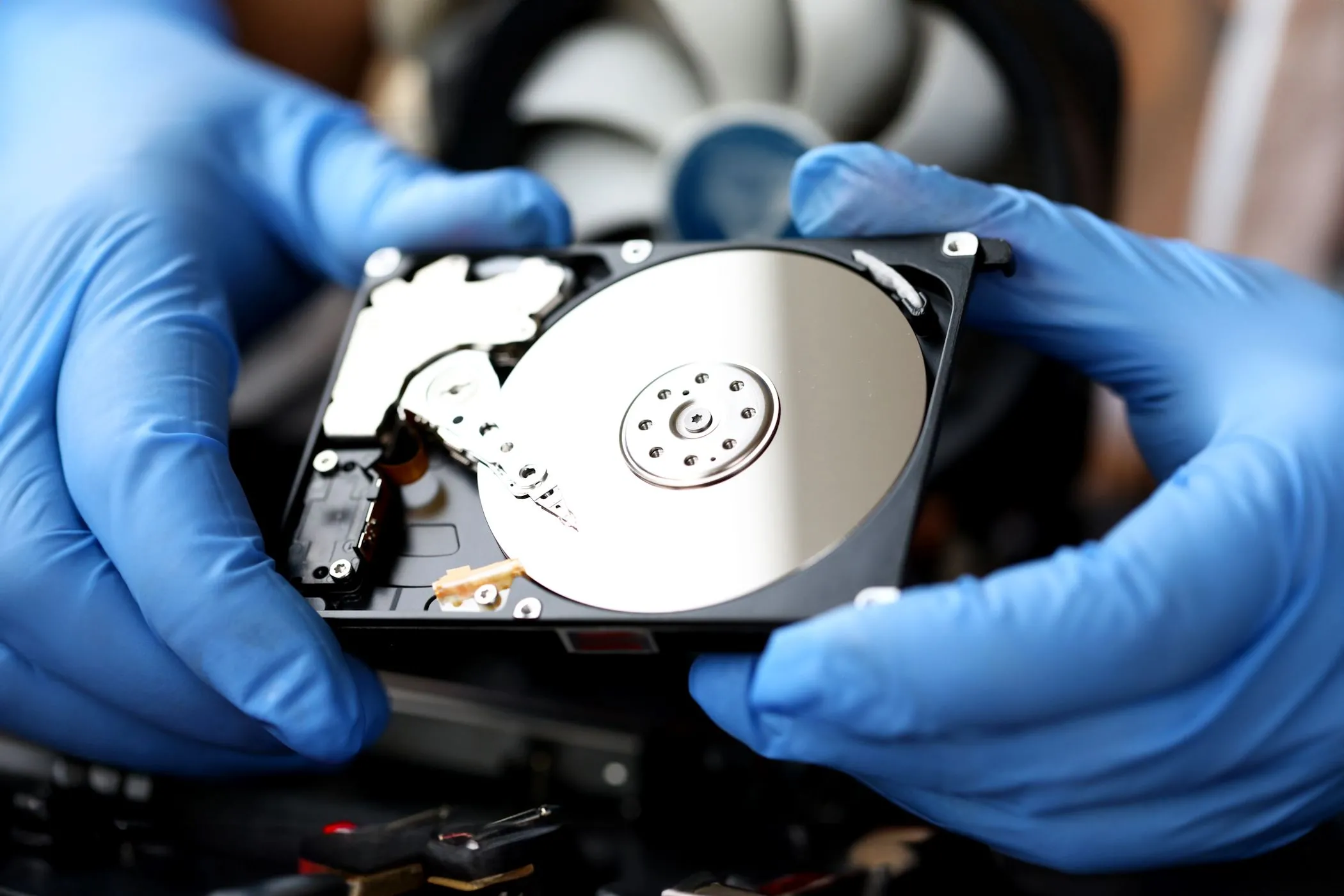Người đang cầm ổ cứng HDD, biểu tượng của dung lượng lưu trữ trên Chromebook.