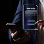 Người dùng Android xem màn hình điện thoại với tùy chọn chấp nhận hoặc từ chối cookie