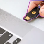Người dùng cắm khóa bảo mật vật lý USB vào laptop để khóa/mở máy tính tiện lợi