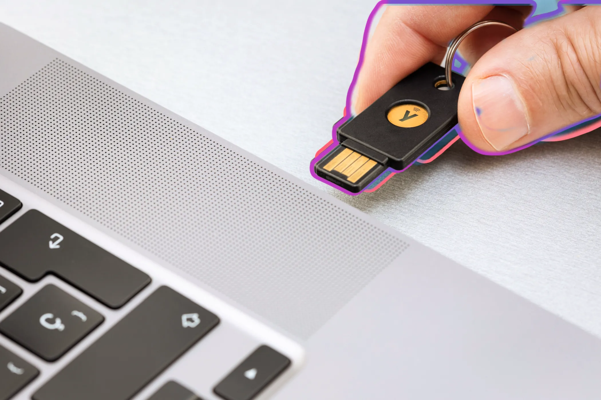 Người dùng cắm khóa bảo mật vật lý USB vào laptop để khóa/mở máy tính tiện lợi
