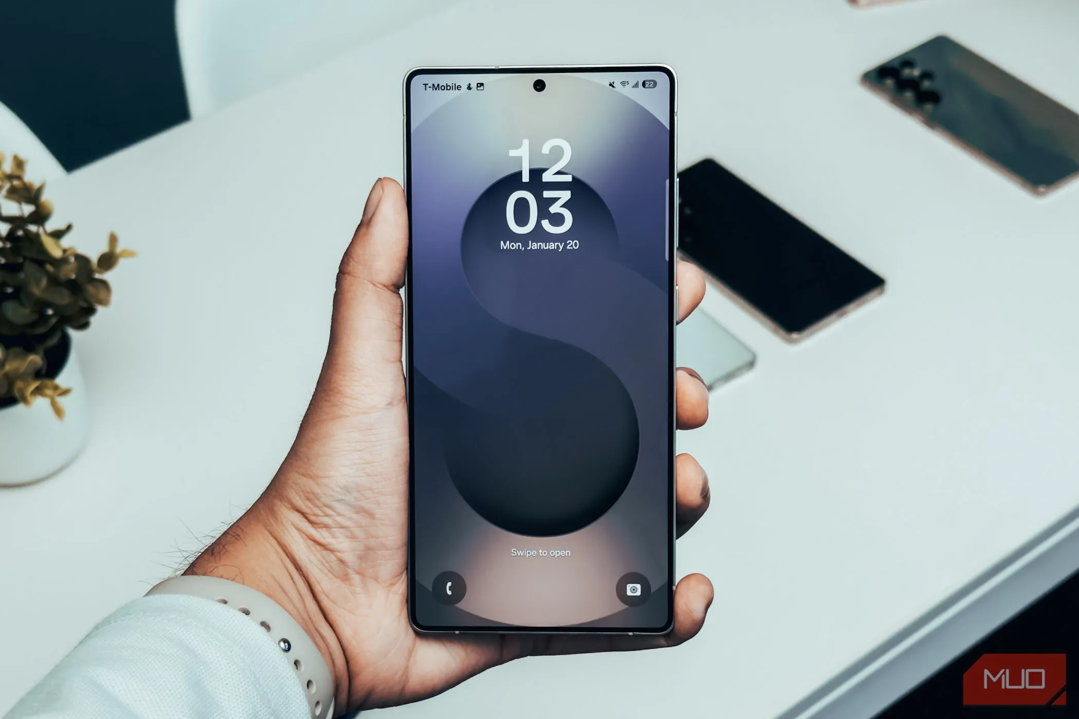 Người dùng cầm Samsung Galaxy S25 Ultra hiển thị màn hình khóa