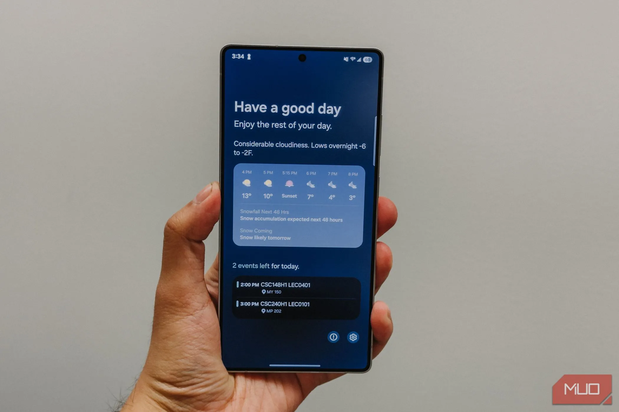 Người dùng cầm Samsung Galaxy S25 Ultra hiển thị tính năng Now Briefing