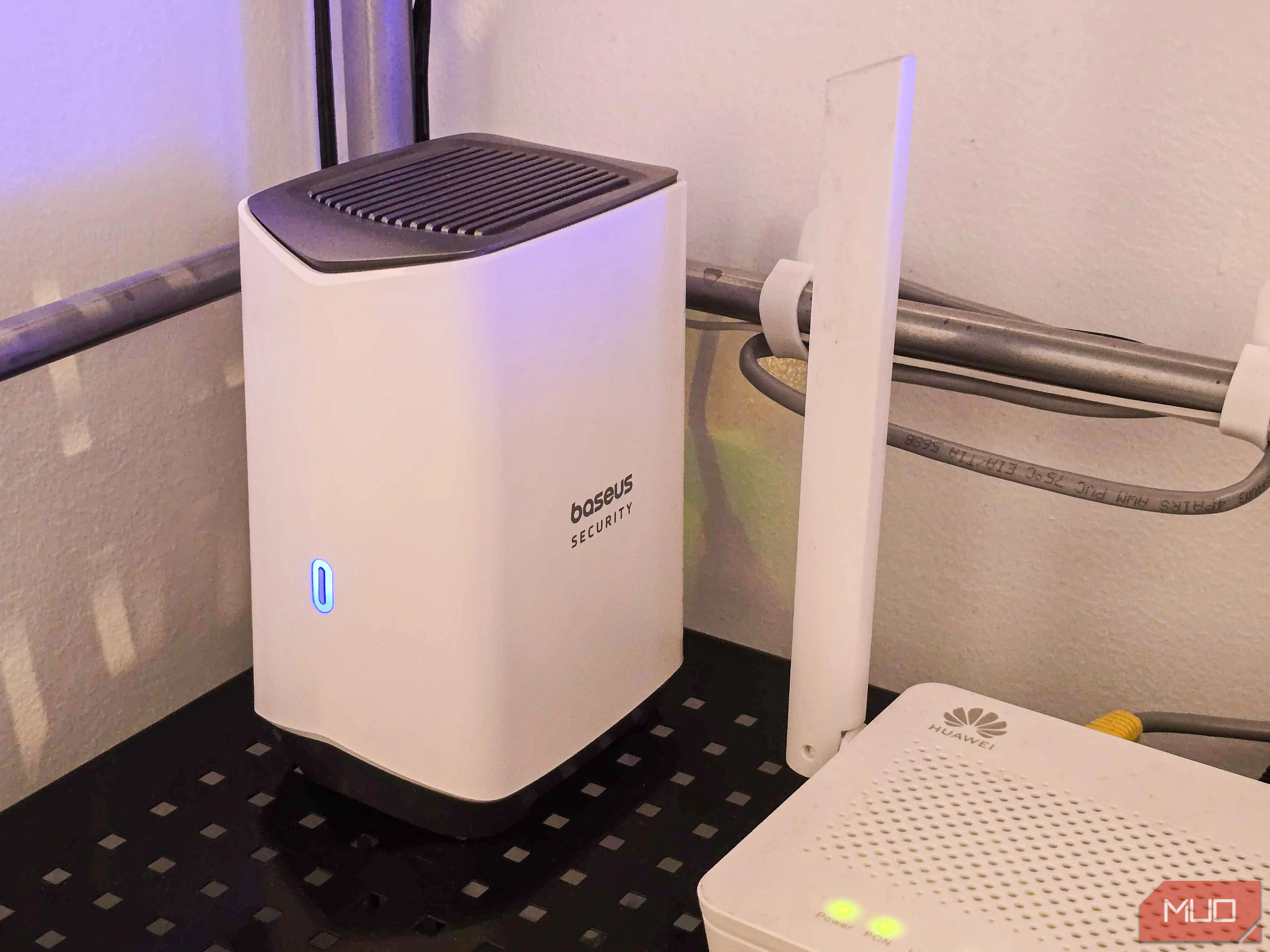 Người dùng đang cài đặt đế điều khiển HomeStation của hệ thống Baseus S1 Pro