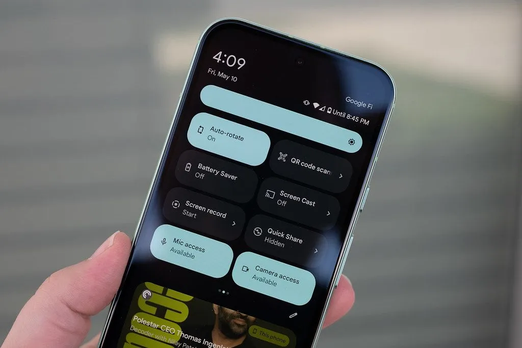 Người dùng đang cầm điện thoại Google Pixel 8a, minh họa một thiết bị di động có thể được bảo vệ bằng lớp phủ ceramic chống bám bẩn hiệu quả.