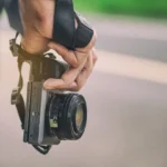 Người dùng đang cầm máy ảnh kỹ thuật số (mirrorless) để chụp ảnh phong cảnh