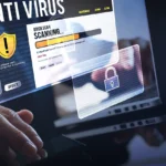 Người dùng đang chạy phần mềm diệt virus trên máy tính để quét và phát hiện mã độc ransomware