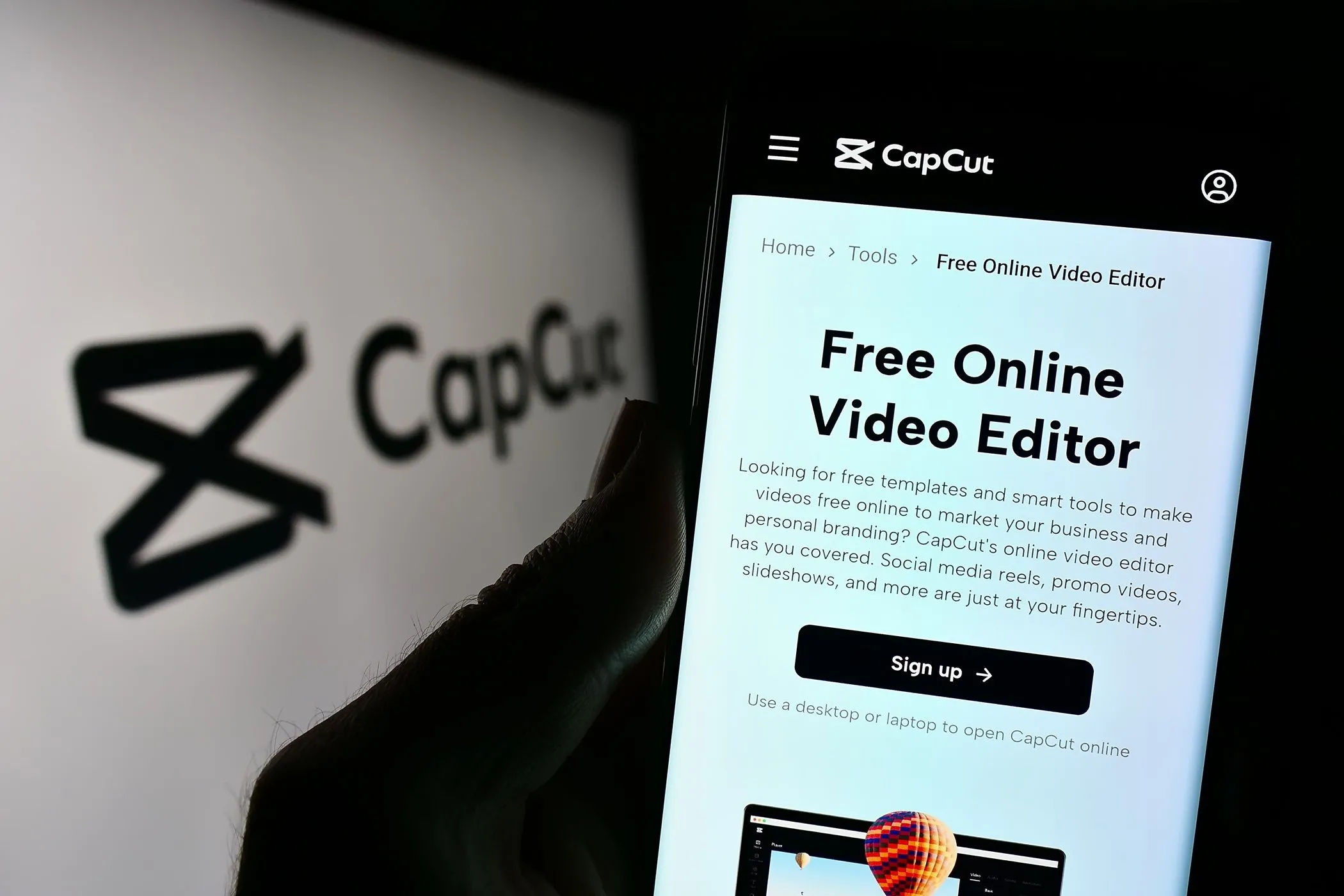 Người dùng đang chỉnh sửa video trên ứng dụng CapCut trên điện thoại di động