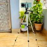 Người dùng đang chụp ảnh đêm bằng điện thoại gắn trên chân máy tripod để đảm bảo độ sắc nét