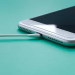 Người dùng đang dùng tăm bông làm sạch cổng sạc điện thoại Samsung để khắc phục lỗi phát hiện độ ẩm