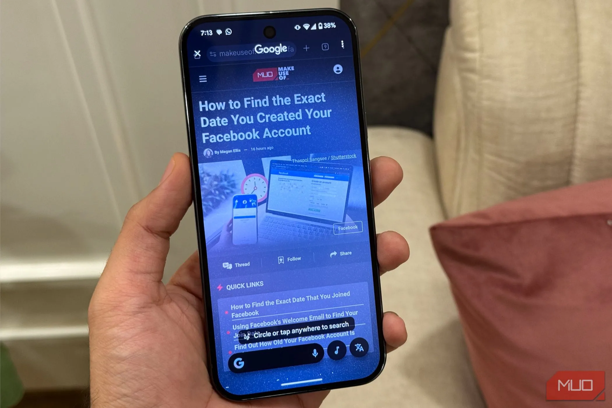 Người dùng đang khoanh tròn để tìm kiếm thông tin trên điện thoại Google Pixel 9 với tính năng Circle to Search độc đáo của Android