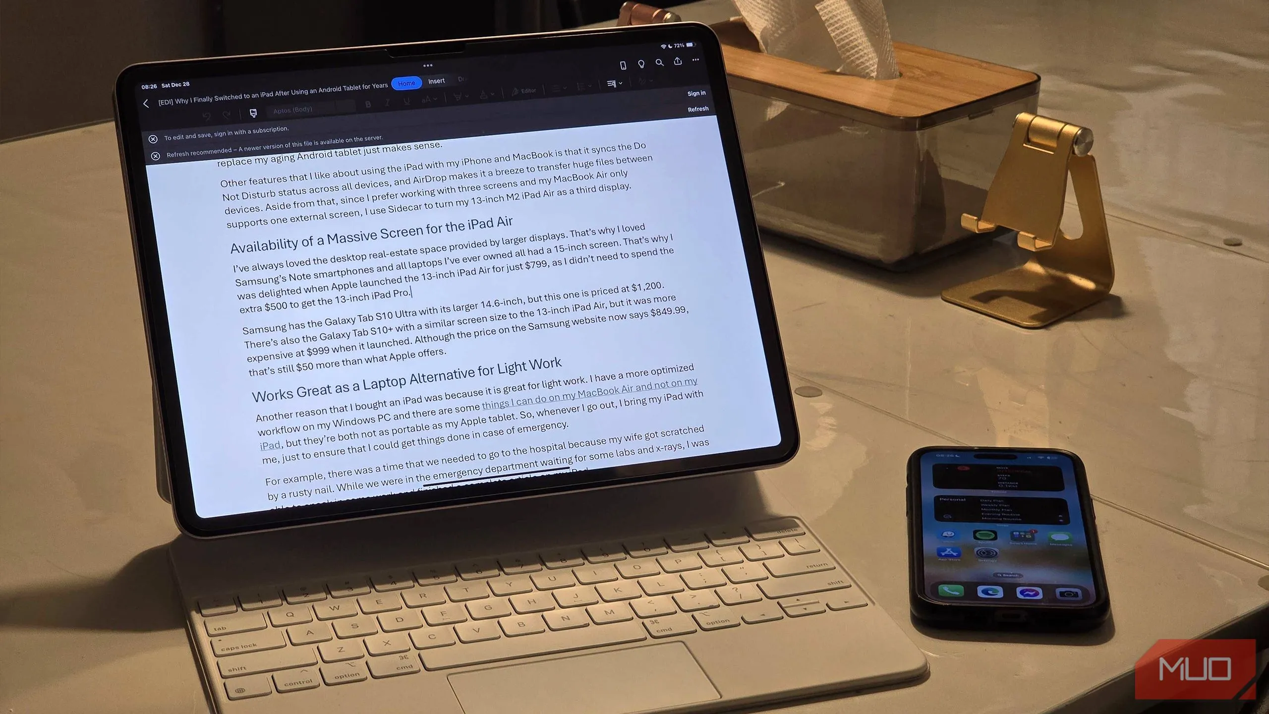 Người dùng đang làm việc với iPad Air ở ngoài không gian làm việc chính, thể hiện tính di động và khả năng xử lý công việc nhẹ của thiết bị