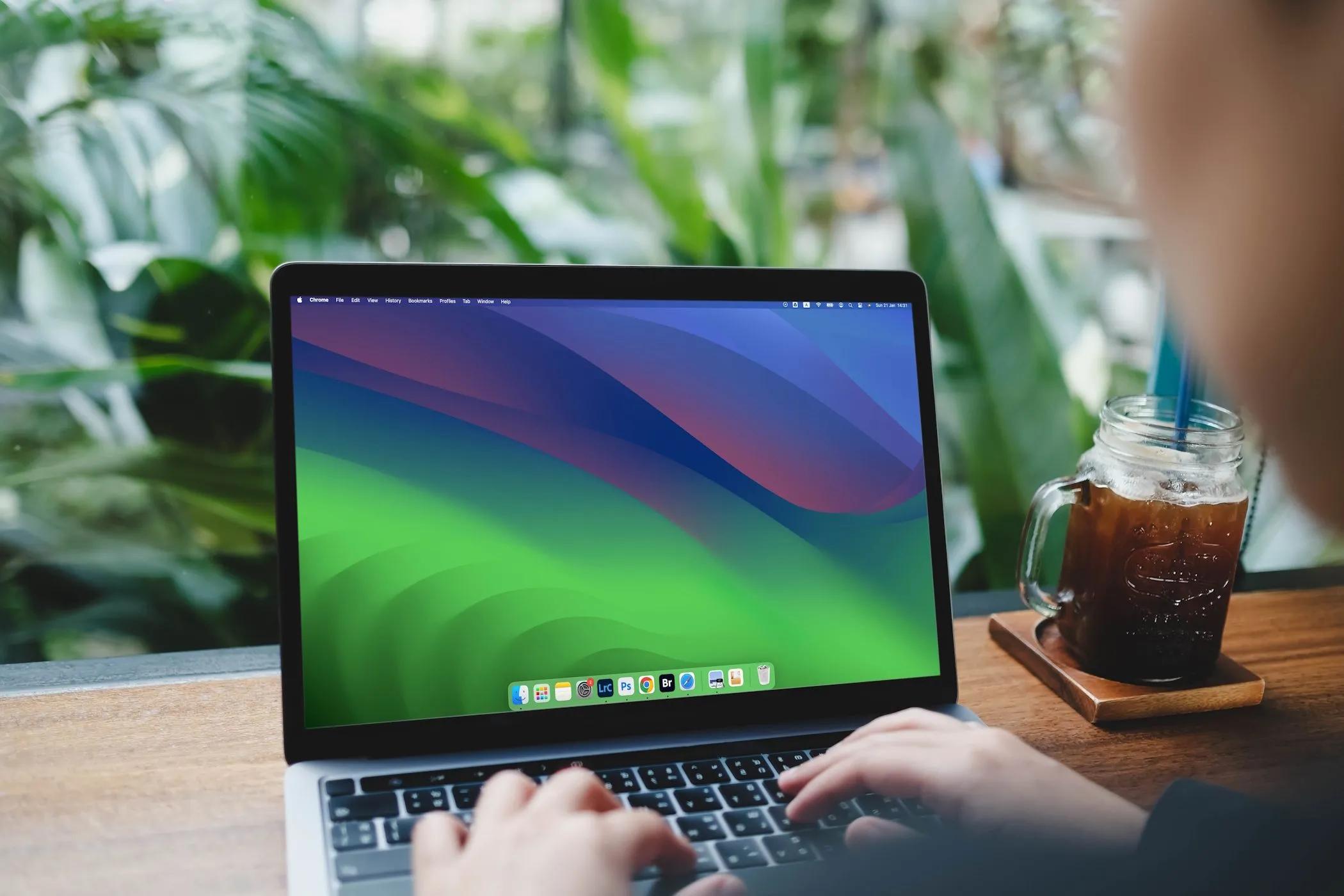 Người dùng đang nghiên cứu thông tin về một công ty trên MacBook Air để nhận diện các chiêu trò lừa đảo online.