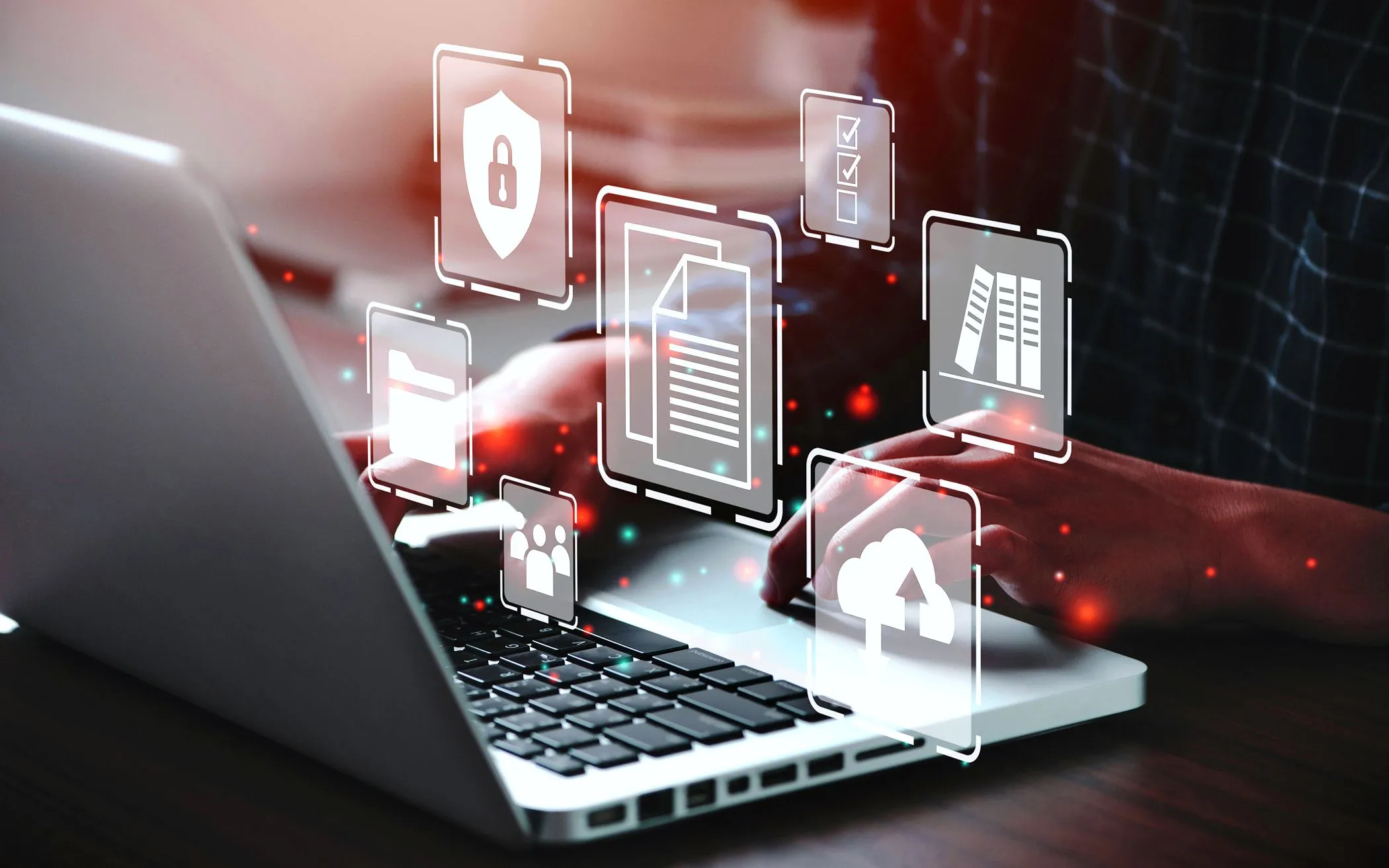 Người dùng đang tải tệp lên dịch vụ lưu trữ đám mây qua laptop, thể hiện sự tiện lợi của công nghệ cloud