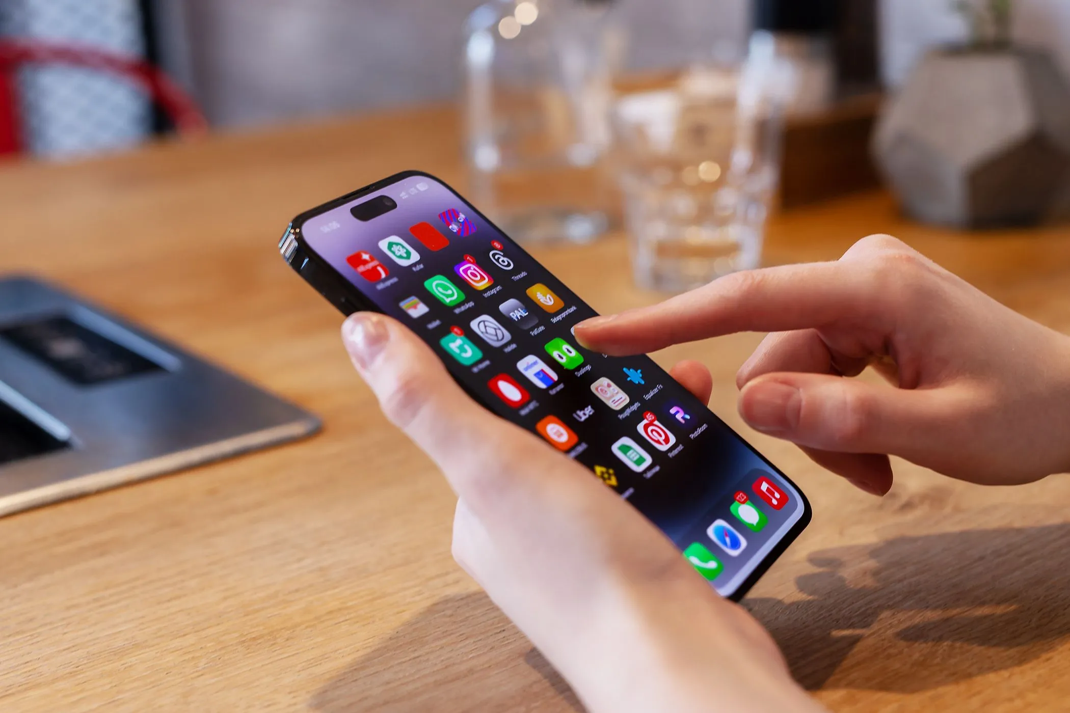 Người dùng đang thao tác trên iPhone, minh họa cho nhu cầu về tính năng liên kết nguồn.