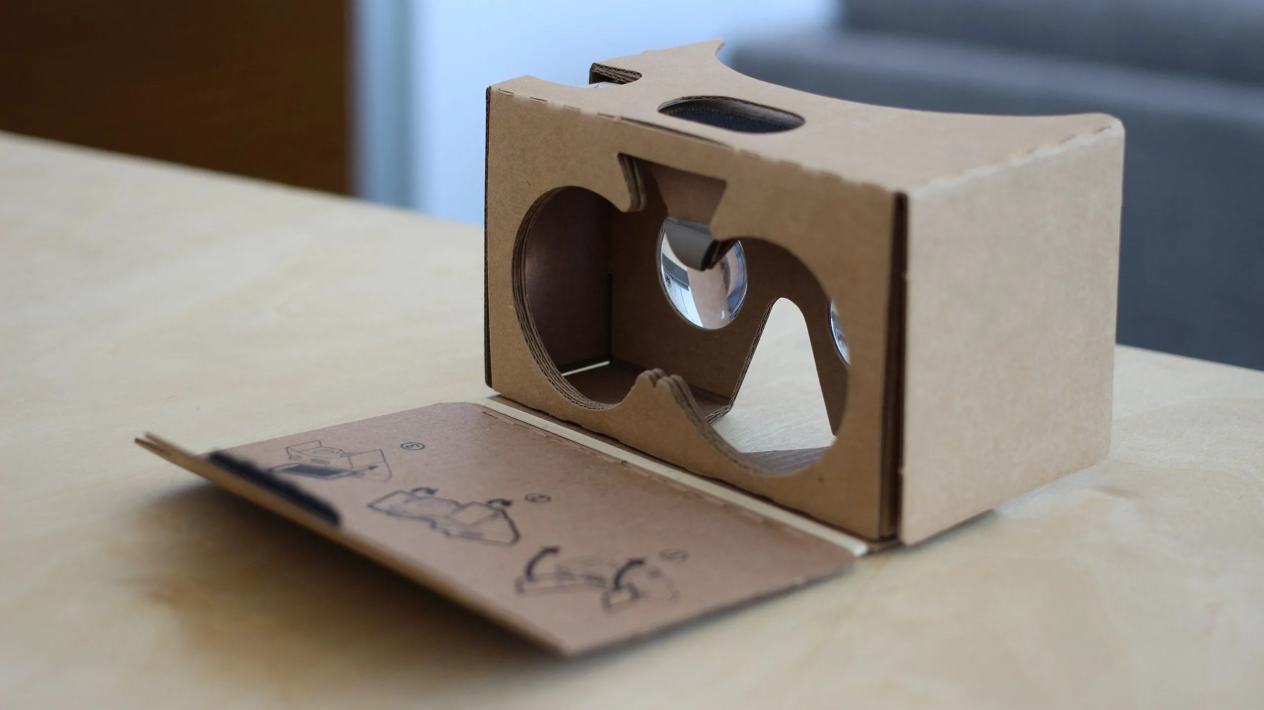 Người dùng đang trải nghiệm kính Google Cardboard VR kết hợp với iPhone cũ để xem nội dung thực tế ảo giá rẻ.