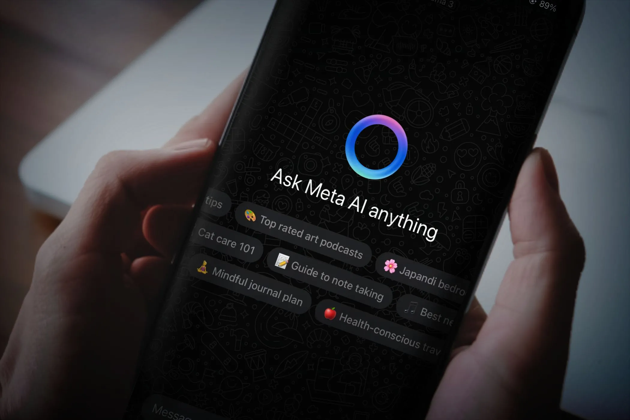 Người dùng đang xem giao diện chatbot Meta AI trên ứng dụng WhatsApp