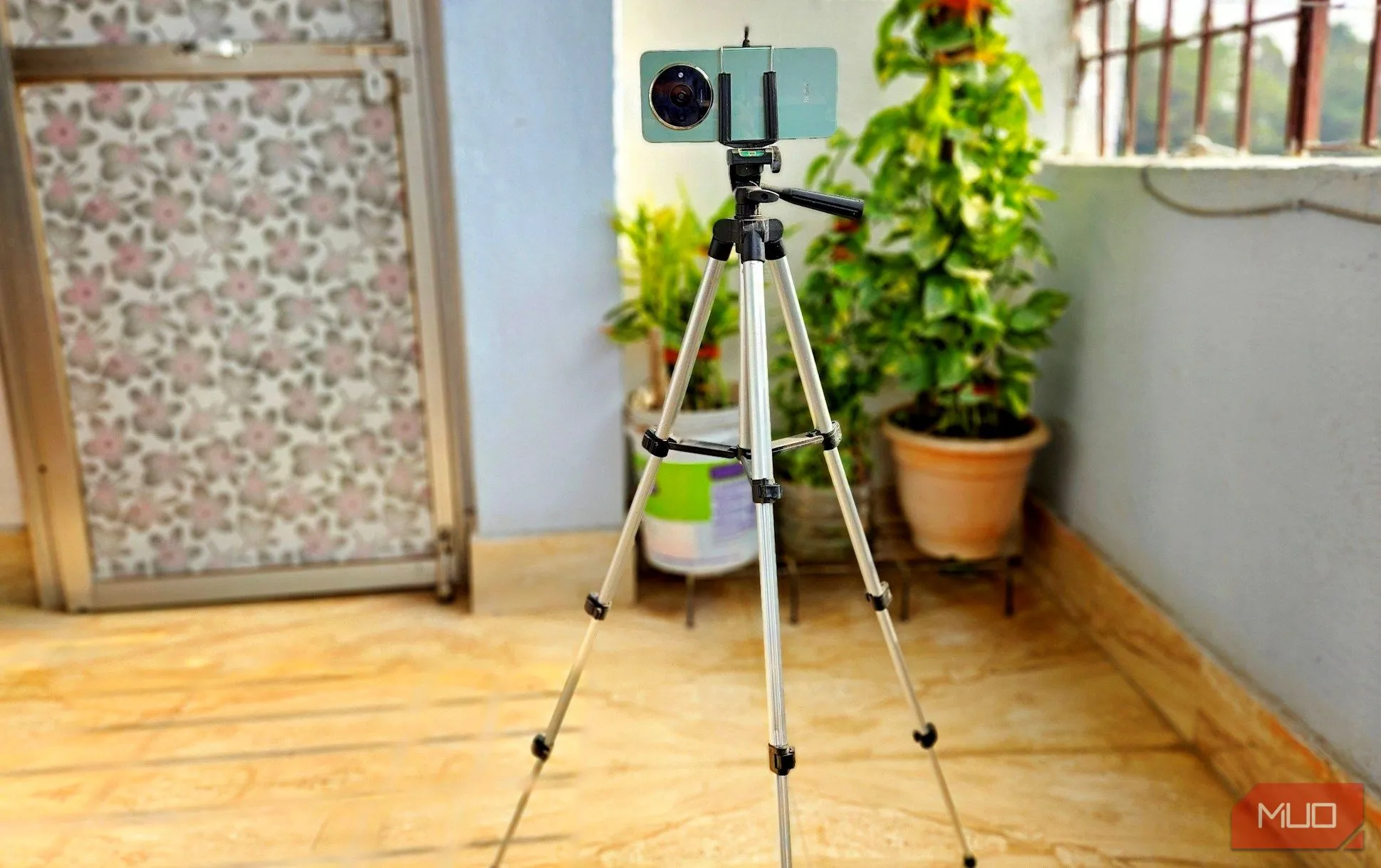 Người dùng đặt điện thoại lên tripod để chụp ảnh phơi sáng dài, cố định máy ảnh