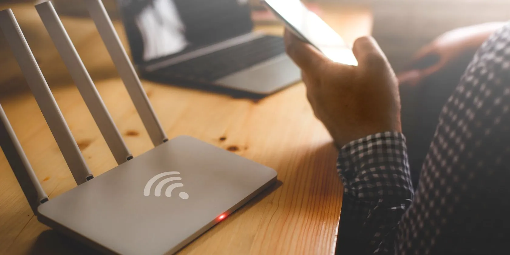 Người dùng điện thoại truy cập router Wi-Fi