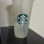 Người dùng hướng camera Google Lens vào ly Starbucks để nhận diện