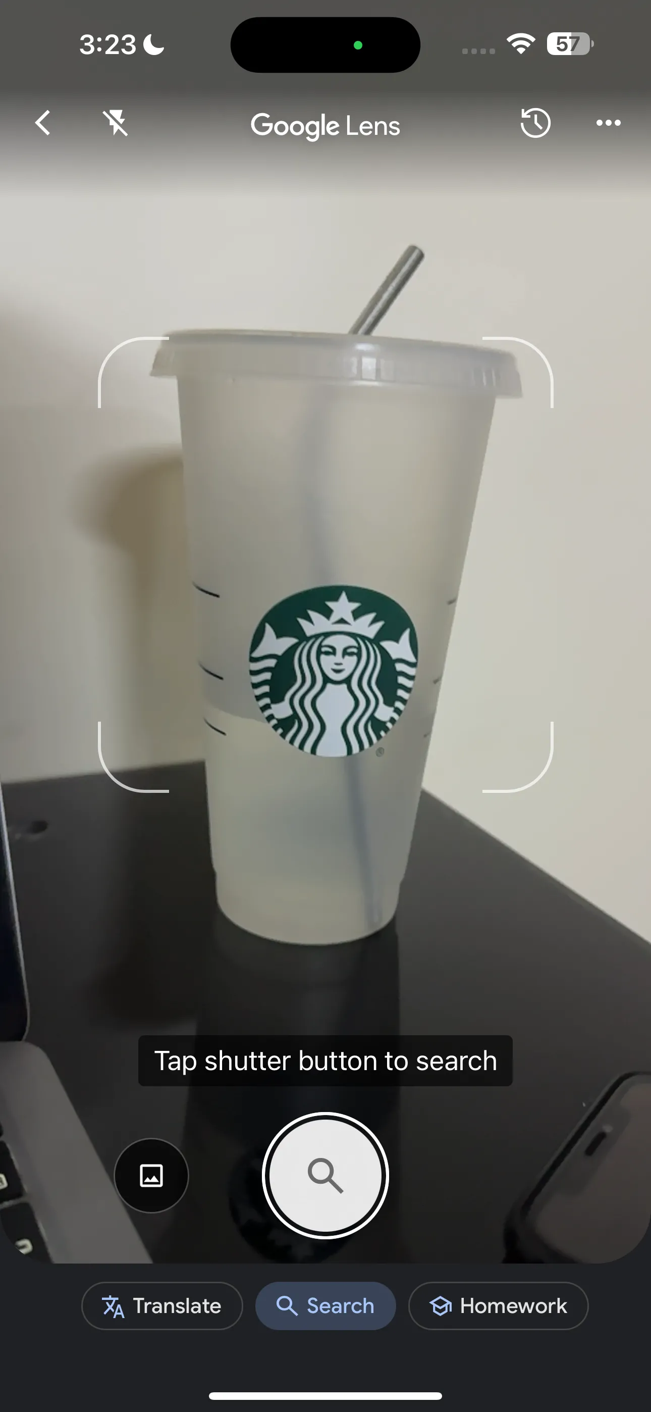 Người dùng hướng camera Google Lens vào ly Starbucks để nhận diện
