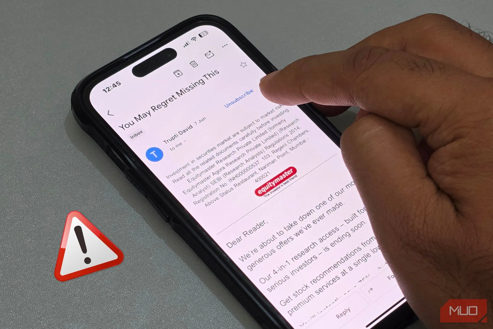 Người dùng iPhone đang hủy đăng ký một email spam, cảnh báo về hành động có thể là bẫy